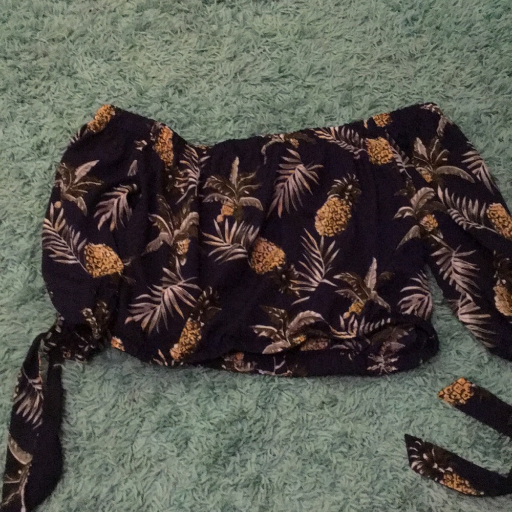 Navy blue cropped shirt with pineapple and leaves